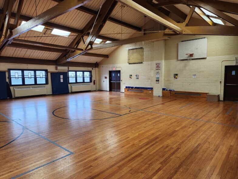 More Photos Of 50 Rose Ave, Valley Stream Schools For Lease