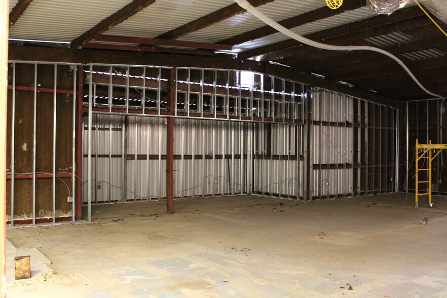 More Photos Of 2455 S 4th St, Beaumont Warehouse For Lease