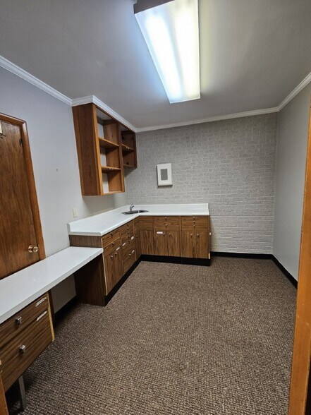 More Photos Of 1106 E Broadway Ave, Enid Medical For Sale