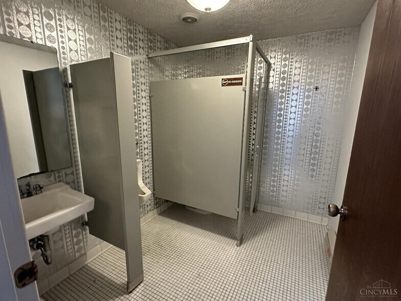 More Photos Of 2010-2040 Anderson Ferry Rd, Cincinnati Unknown For Lease