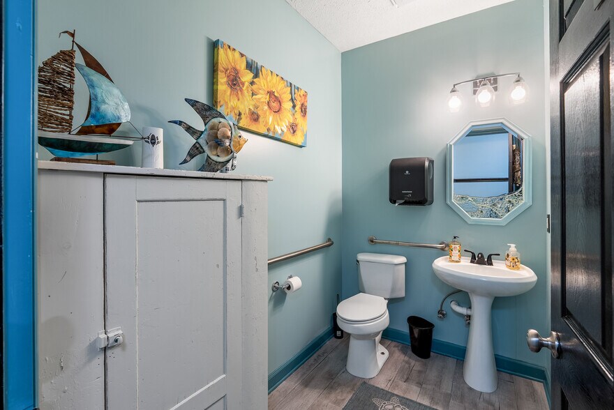 More Photos Of 414 N Howe St, Southport Office For Sale