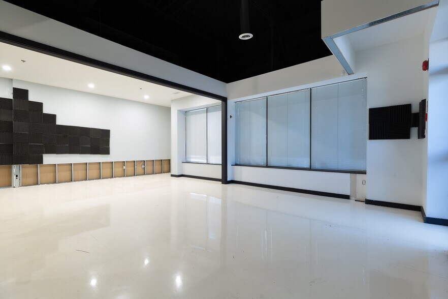 More Photos Of 25 Valleywood Dr, Markham Light Manufacturing For Lease