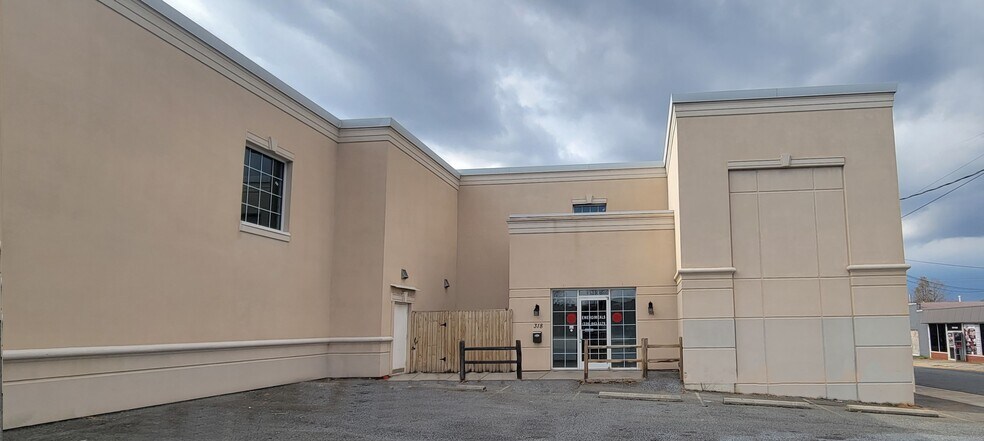 More Photos Of 318 N Main St, Lexington General Retail For Sale