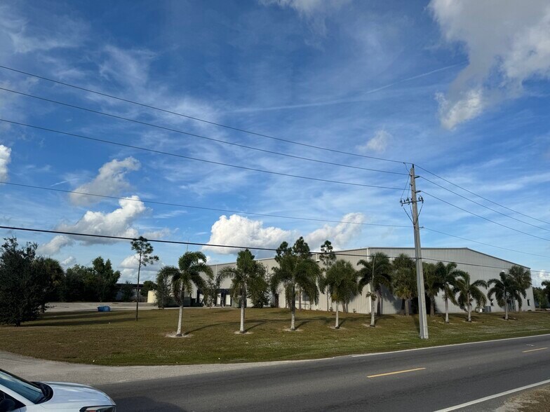 Primary Photo Of 3307 Hanson St, Fort Myers Warehouse For Lease