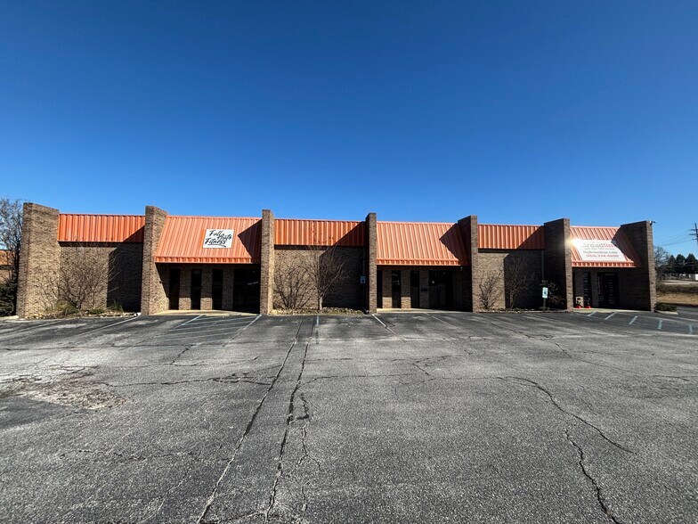 More Photos Of 4-8 Boland Ct, Greenville Flex For Lease