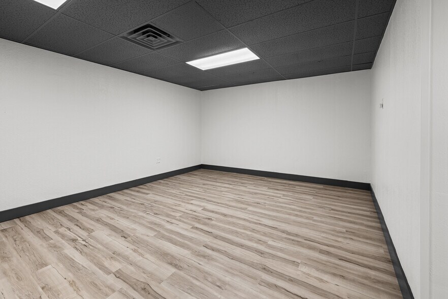 More Photos Of 2400 24th St, Rock Island Office Residential For Lease