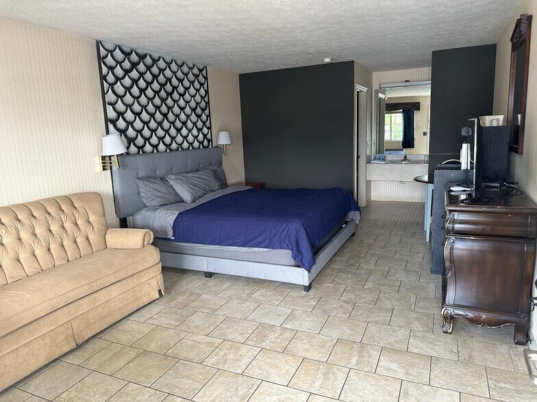 More Photos Of 1500 Edmonton Rd, Tompkinsville Hotel For Sale