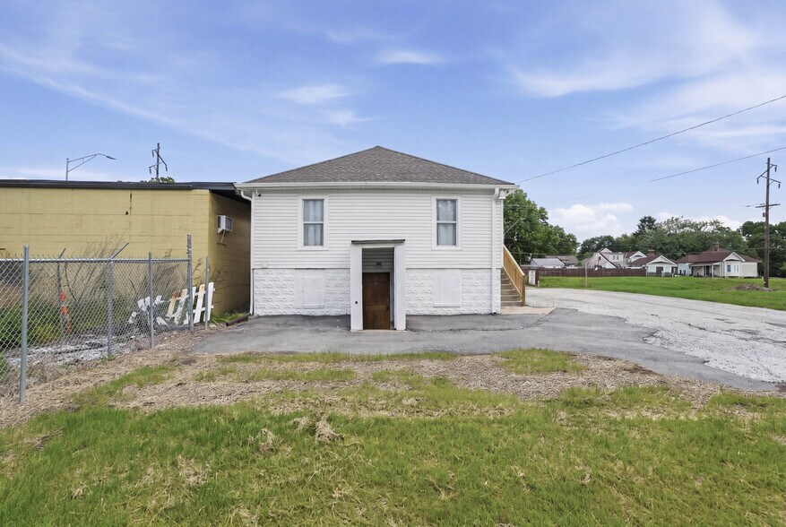 More Photos Of 307 E 23rd St S, Independence Office For Sale