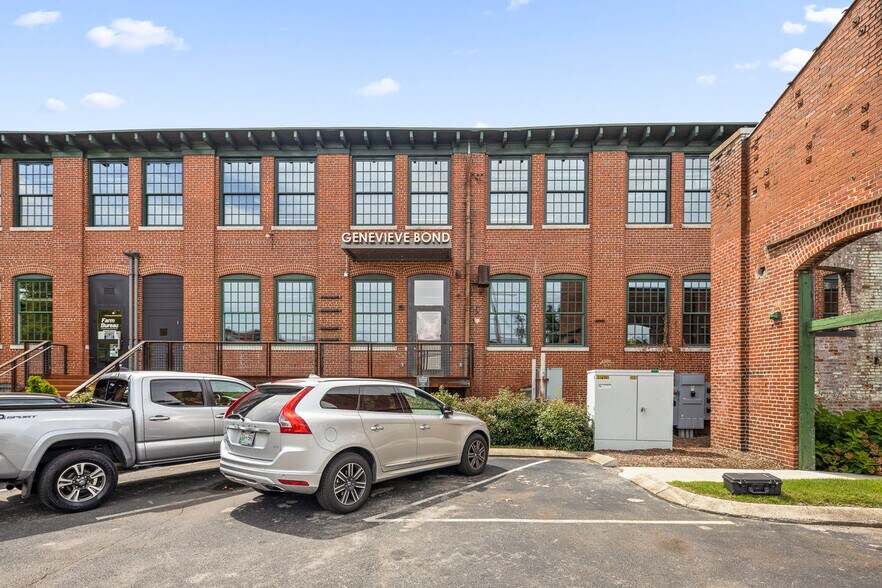 More Photos Of 205 Manufacturers Rd, Chattanooga General Retail For Lease