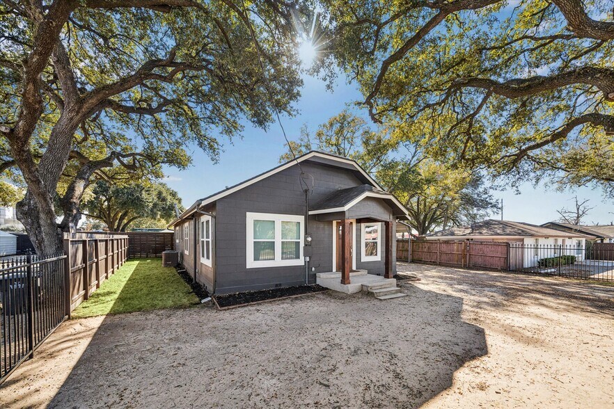 More Photos Of 5235 E 5th St, Katy Flex For Sale