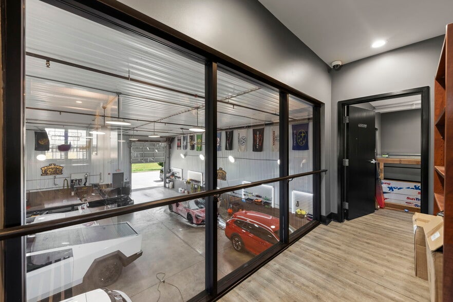 More Photos Of 2108-2260 Ferry Rd, Naperville Showroom For Sale