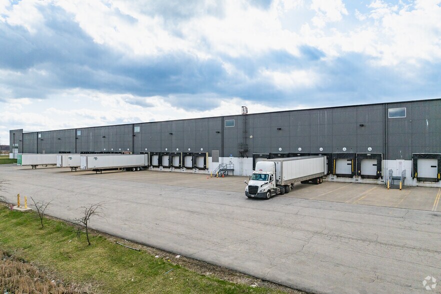 More Photos Of 9000 Smith's Mill Rd, New Albany Warehouse For Lease