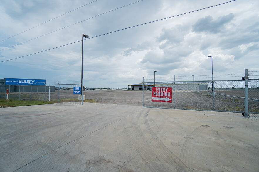 More Photos Of 7044 Interstate 10, Sealy Distribution For Sale