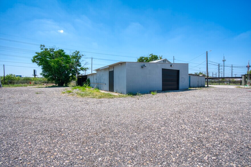 More Photos Of 1402 Hoefgen Ave, San Antonio Warehouse For Sale