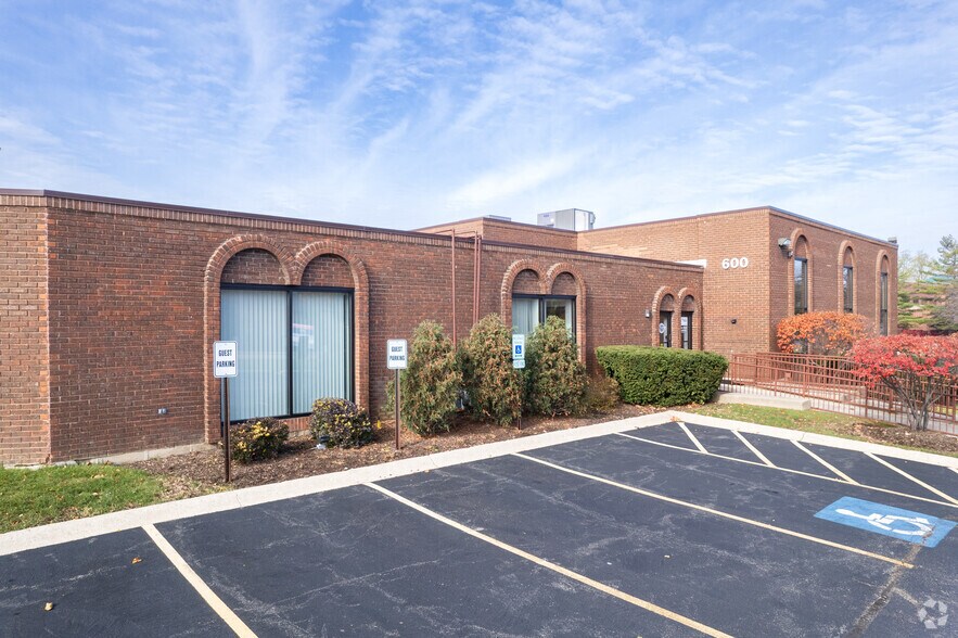 More Photos Of 600 N First Bank Dr, Palatine Office For Lease