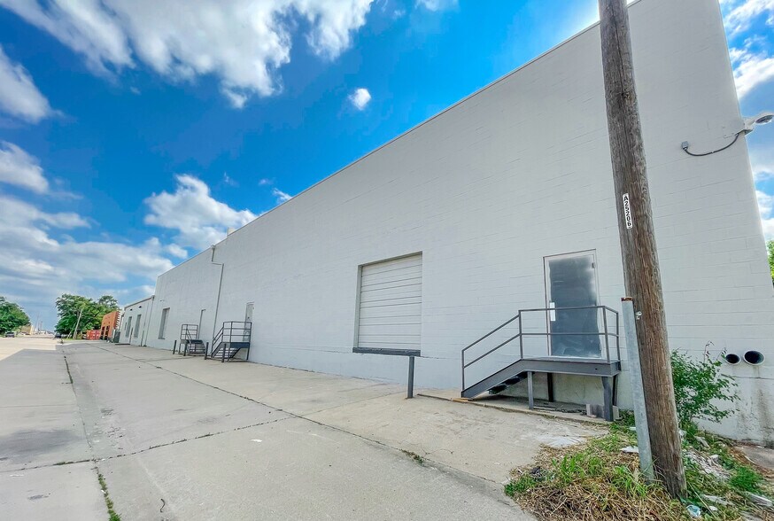 More Photos Of 926-930 N Mosley Ave, Wichita Warehouse For Lease