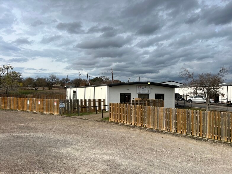 More Photos Of 615 N Broadway St, Joshua Freestanding For Lease