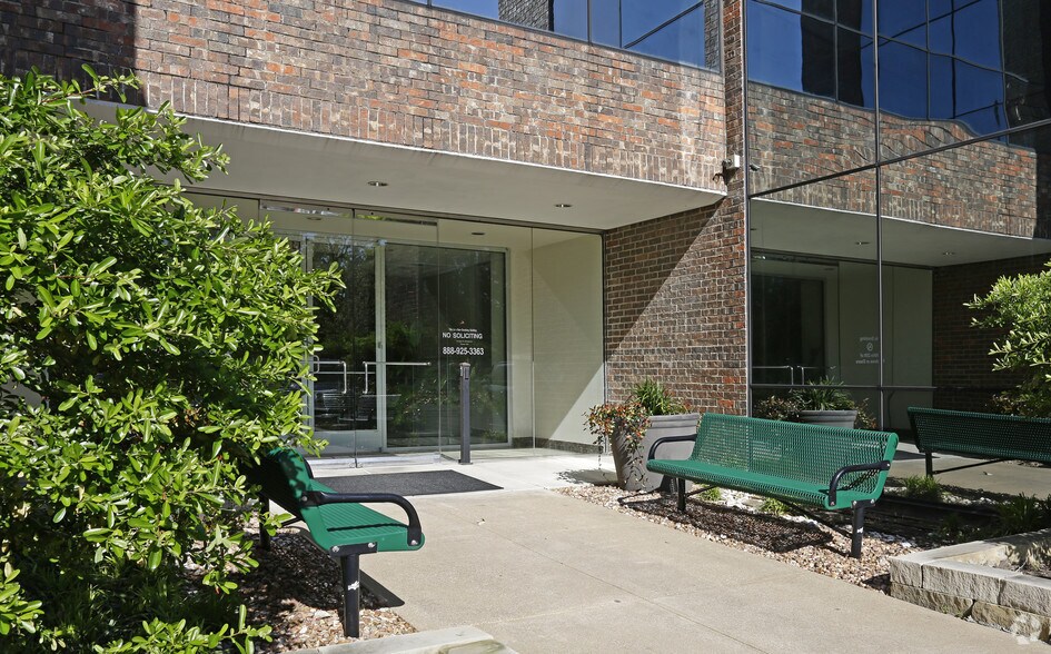 More Photos Of 17120 N Dallas Pky, Dallas Office For Lease