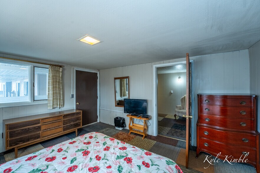 More Photos Of 104 W Houghton Lake Dr, Prudenville Hotel For Sale