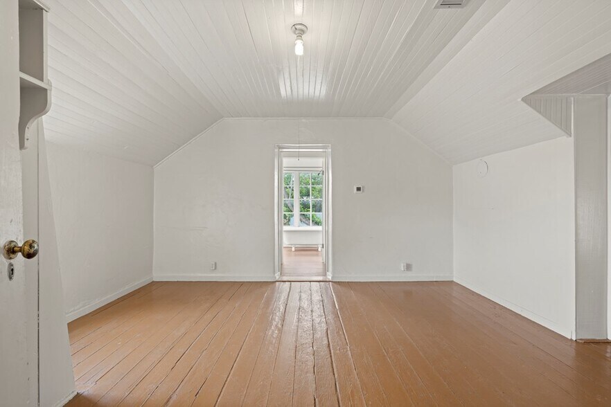 More Photos Of 421 W Main St, Fredericksburg Office Residential For Lease