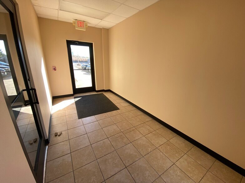 More Photos Of 3250 Robertson Rd, Tyler Office For Lease