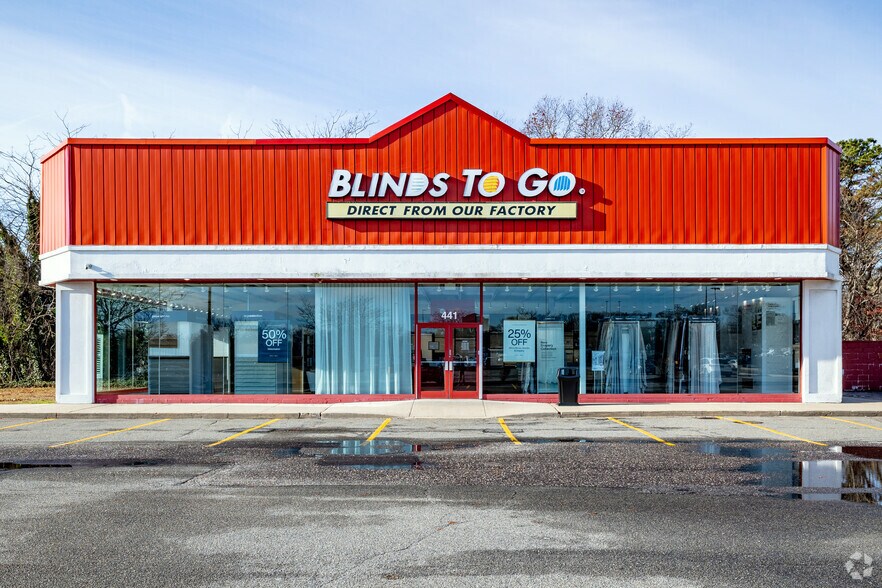 More Photos Of 367-425 N Service Rd, Patchogue Storefront For Lease