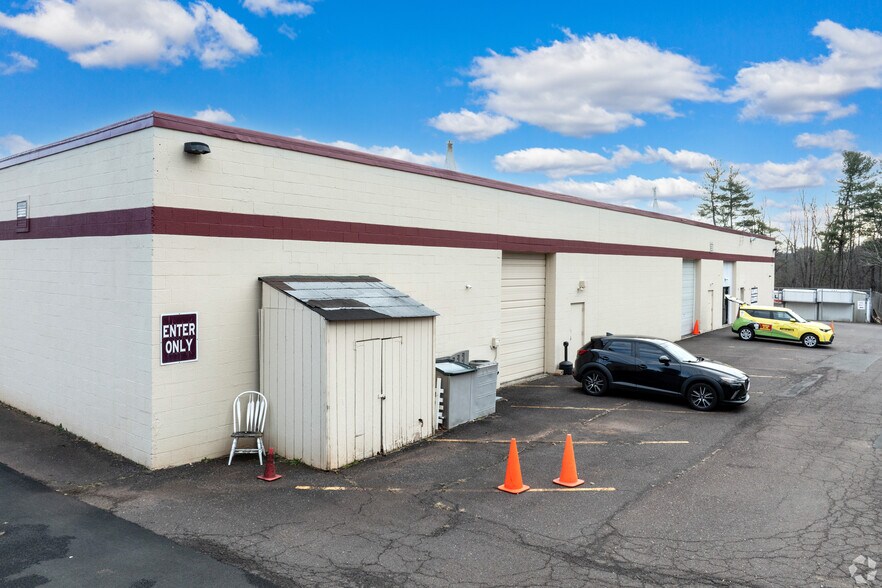 More Photos Of 252 Bethlehem Pike, Colmar Showroom For Lease