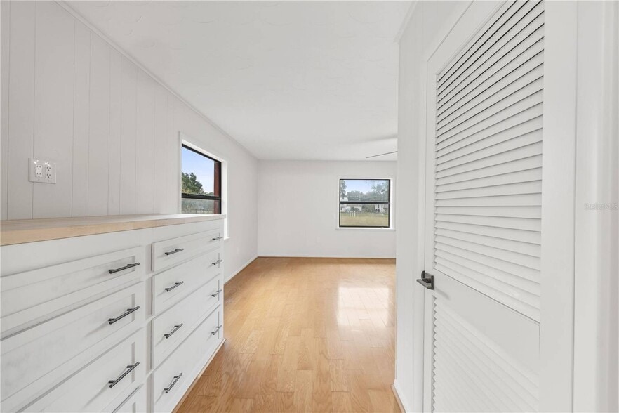 More Photos Of 274 W Kings Hwy, Center Hill Flex For Sale
