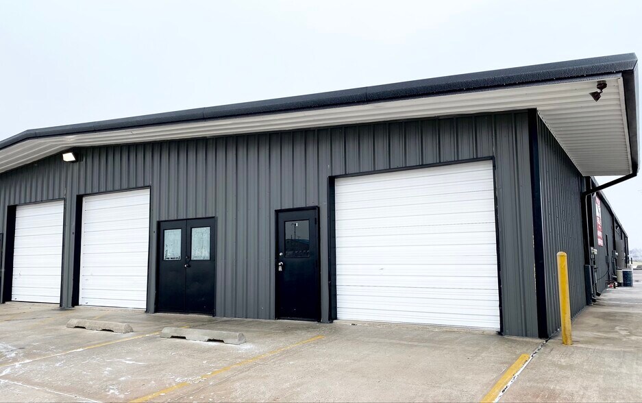 More Photos Of 400 Maxi Ct, Yukon Warehouse For Lease
