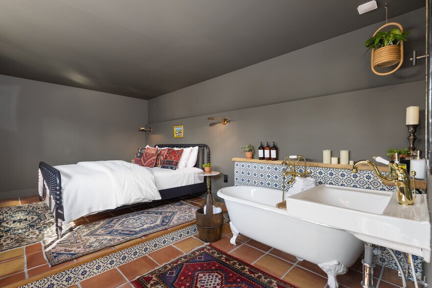 More Photos Of 1123 E 11th St, Austin Hotel For Sale