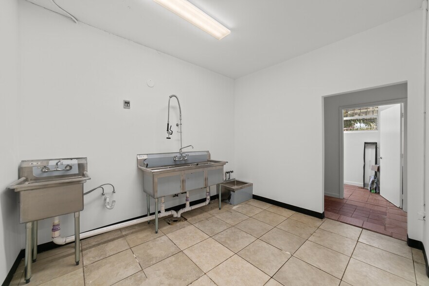 More Photos Of 913 SW 8th Ave, Hallandale Beach Warehouse For Lease