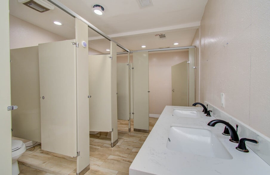 More Photos Of 11411 Homestead Rd, Houston Religious Facility For Sale