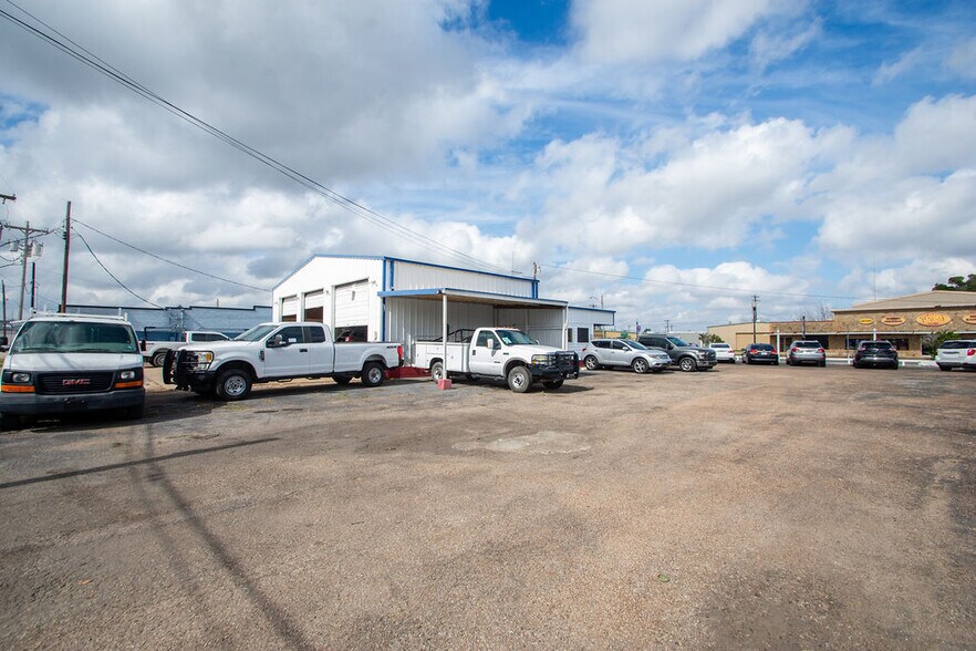 More Photos Of 120 E Mulberry St, Angleton Auto Dealership For Lease