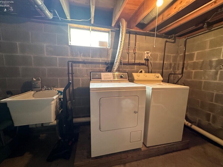 More Photos Of 9 Herrick Aly, Monroeville Freestanding For Sale