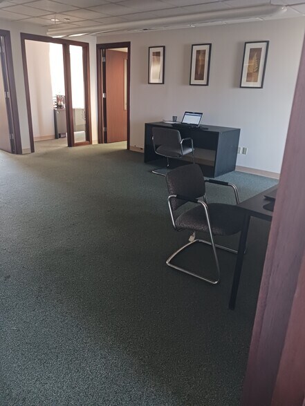 More Photos Of 880 N York Rd, Elmhurst Medical For Lease