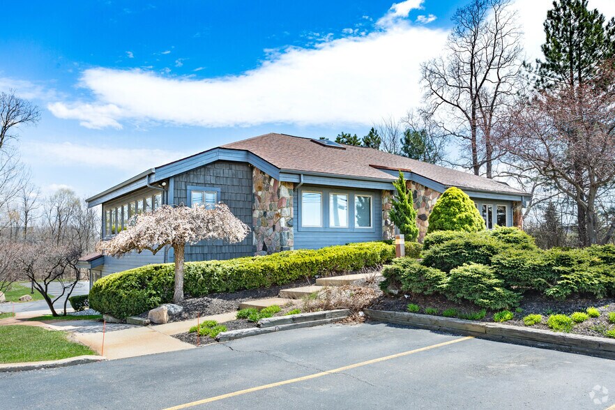 Primary Photo Of 6300 Sashabaw Rd, Village of Clarkston Storefront For Lease