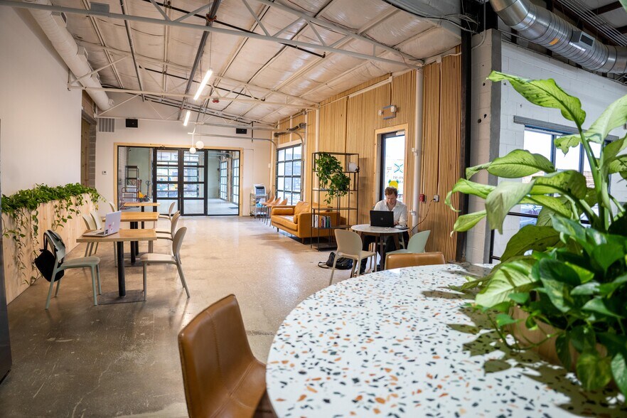 More Photos Of 600 S 1st St, Rogers Warehouse For Lease