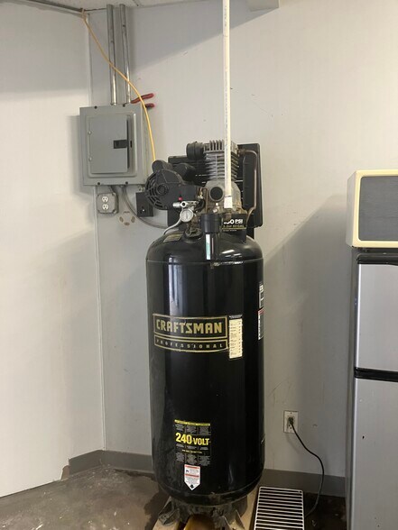 More Photos Of 2068 Jericho Tpke, East Northport Service For Lease