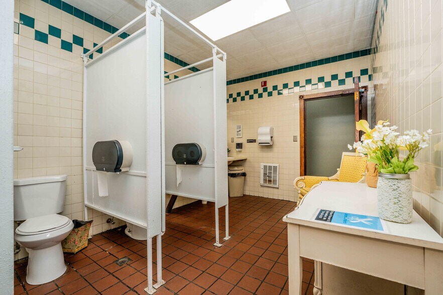 More Photos Of 266 Dartmouth St, New Bedford Restaurant For Sale