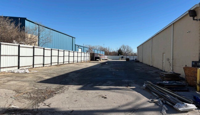 More Photos Of 7616-7618 Wedd St, Overland Park Warehouse For Lease