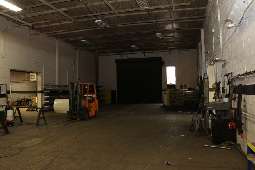 More Photos Of 28530 Reynolds St, Inkster Manufacturing For Sale