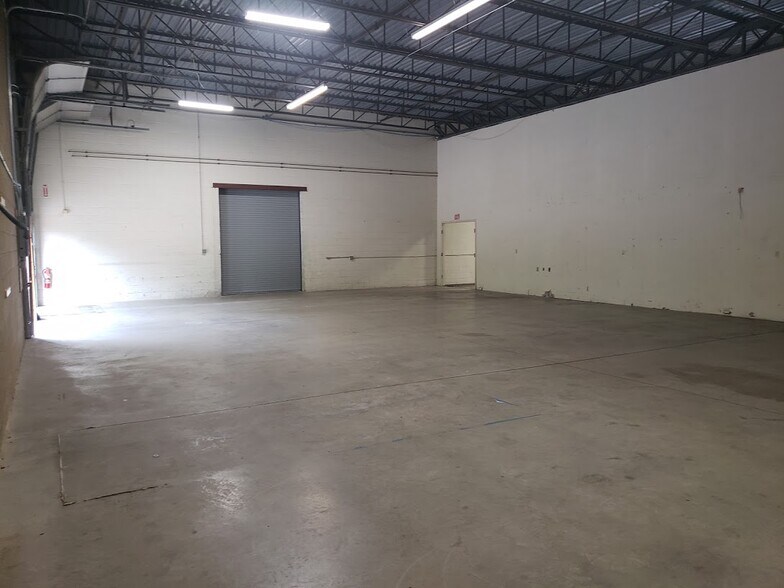 More Photos Of 168 Ayer Rd, Littleton Warehouse For Lease