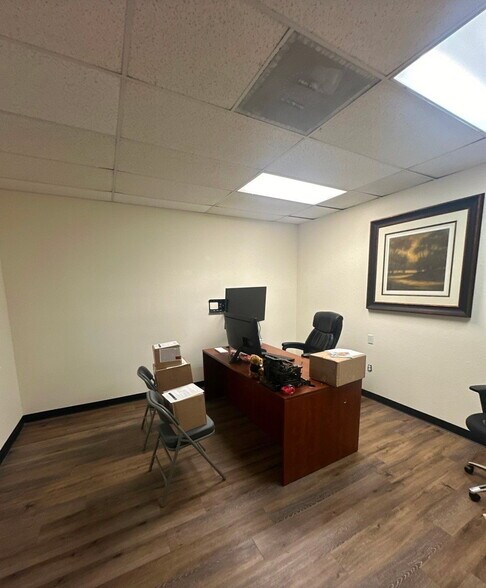 More Photos Of 9511 N Nebraska Ave, Tampa Light Distribution For Sale