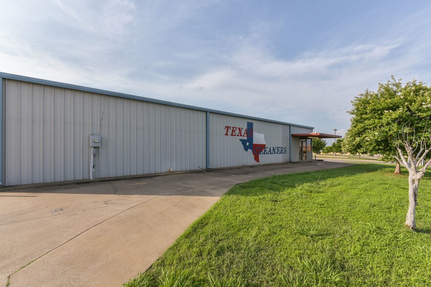 More Photos Of 124 Faircrest Dr, Cleburne Freestanding For Lease