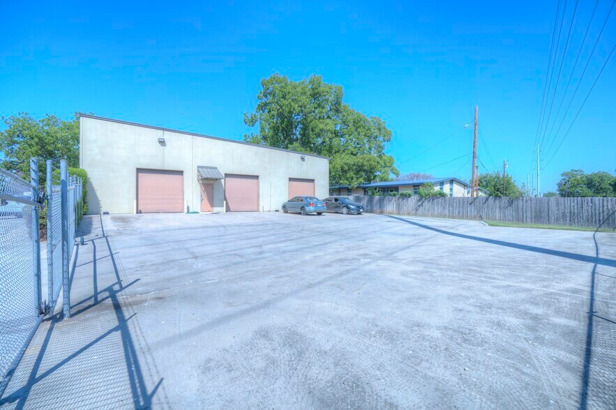 More Photos Of 2620 Carson St, Haltom City Light Distribution For Lease