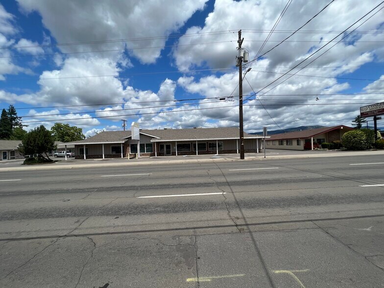 More Photos Of 765 S Riverside Ave, Medford Freestanding For Sale