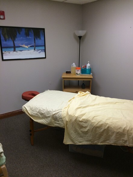 More Photos Of 1601 E Main St, St Charles Office For Lease