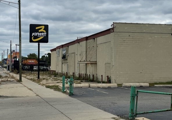 Primary Photo Of 21221 W Eight Mile Rd, Detroit Auto Repair For Lease