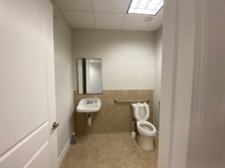 More Photos Of 633 E Fernhurst Dr, Katy Medical For Lease