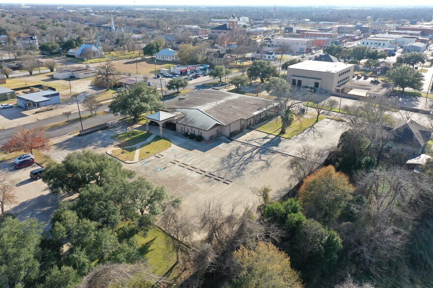 More Photos Of 501 E Washington Ave, Navasota Medical For Sale